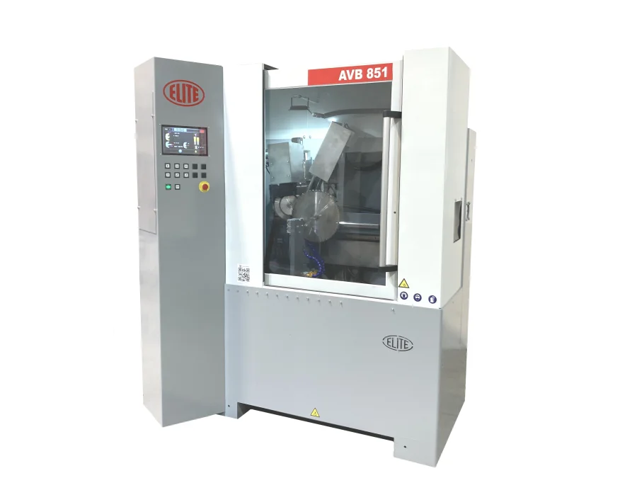 ELITE Modell AVB 850 automatische Kreissägeschleifmaschine mit Hartmetallzähnen. Sie ermöglicht das Schärfen aller Geometrien der Stirn- und Rückseite der Säge. Zähne