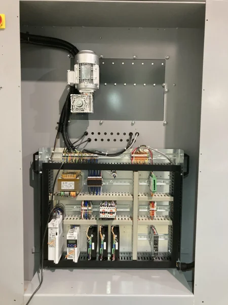 Einfacher Zugang zum mechanischen Teil der Maschine. Schaltschrank perfekt organisiert und zugänglich